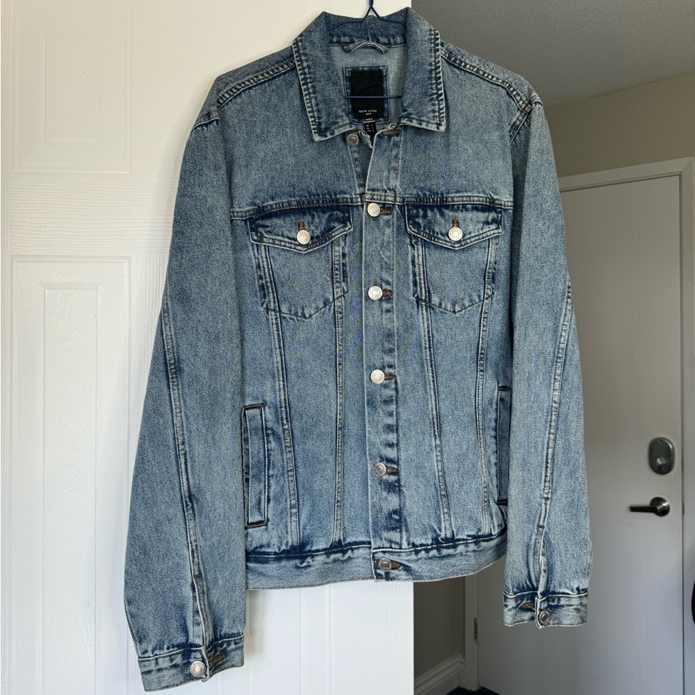 Pale Blue Rinse Wash Denim Jacket
Size L
color Blue
